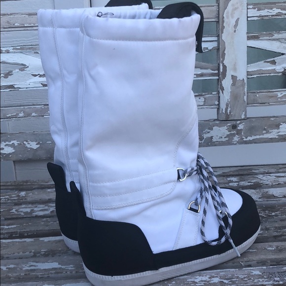 (Sold) Hunter Waterproof Snow Boot White Size 6 - Picture 5 of 8